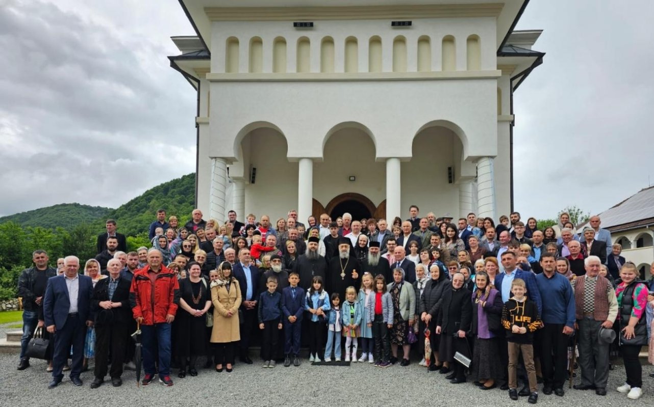 Slujire arhierească la hramul Mănăstirii „Martirii Neamului” de la Muncel, judeţul Alba 259070