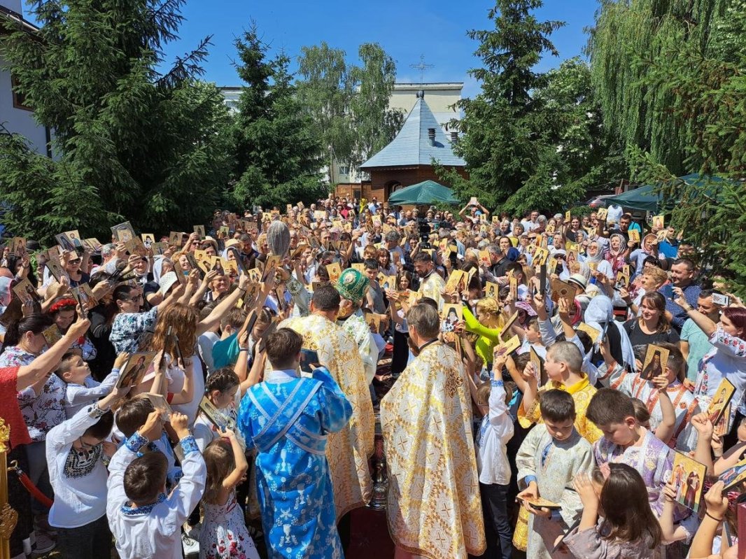 Hramul de vară al Parohiei „Sfinții Trei Ierarhi” din Bacău 259147