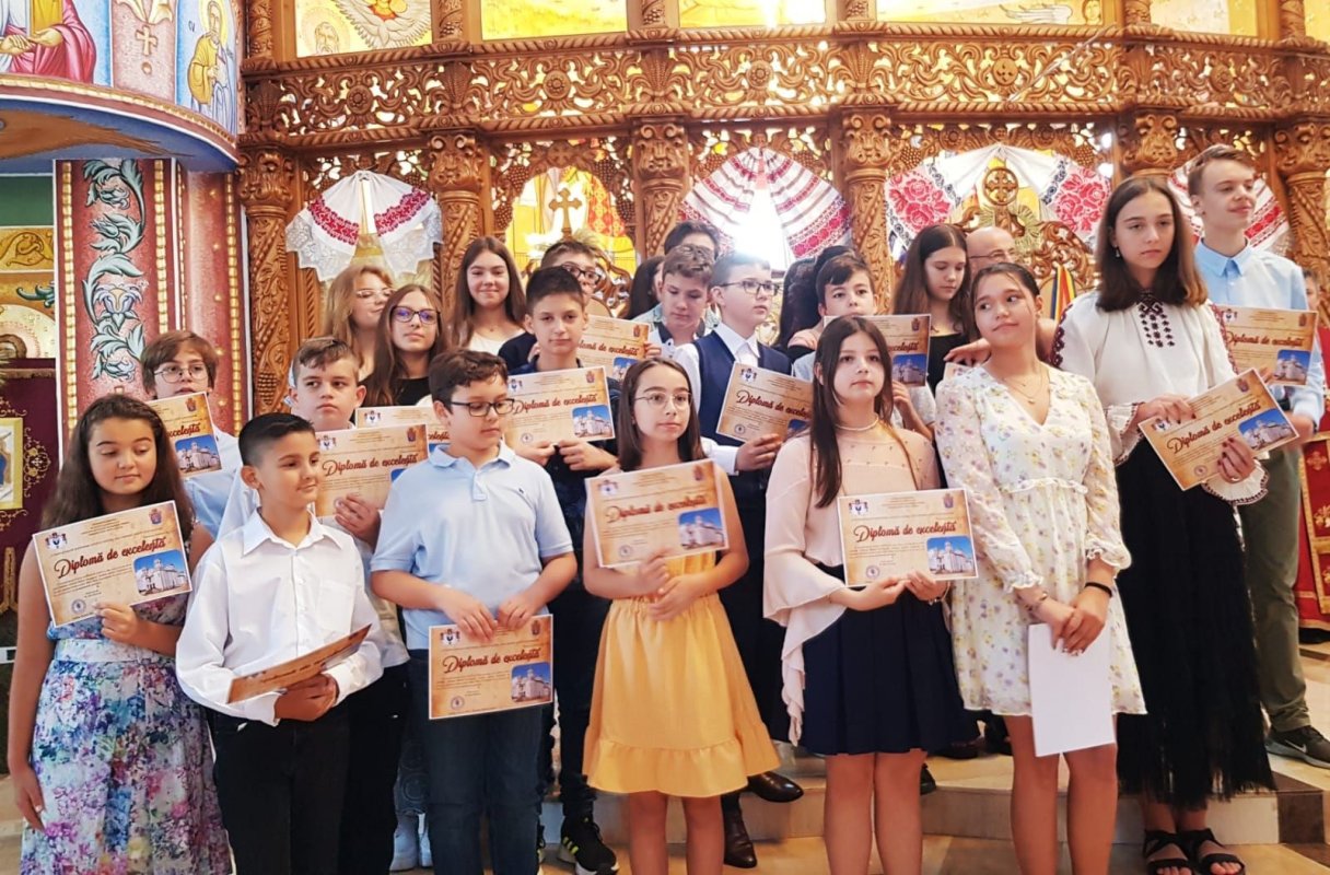 Premii pentru elevii performanţi de la Liceul Ortodox din Oradea 259343