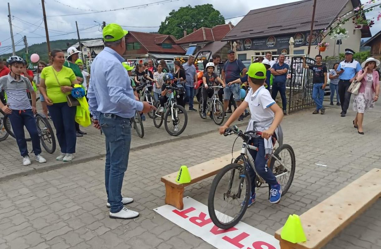 Activități cu tinerii în parohii din Arhiepiscopia Craiovei  259435