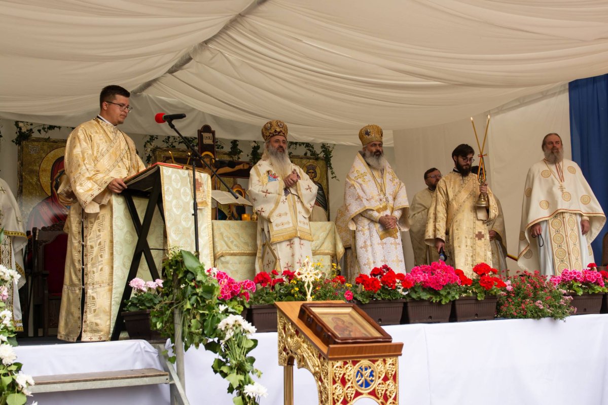 Doi ierarhi au sfințit Biserica „Sfântul Ioan Botezătorul” din Bârnova 259848