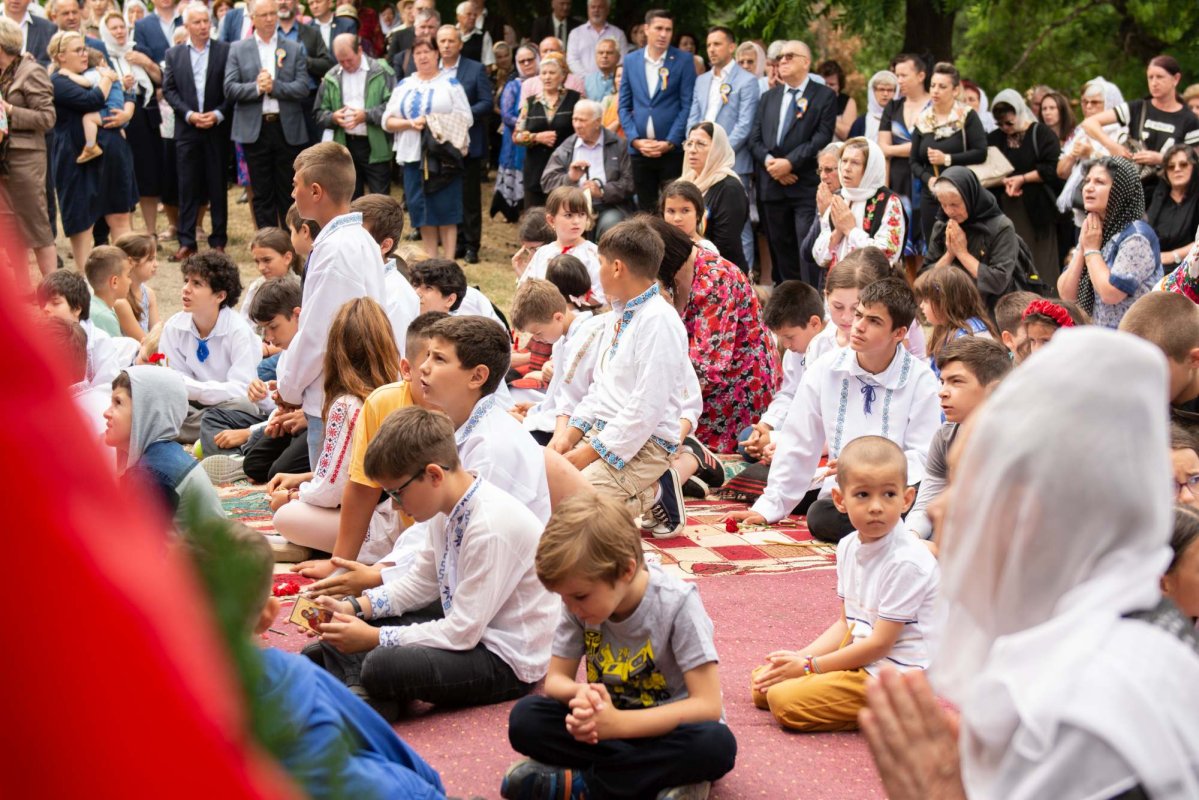Doi ierarhi au sfințit Biserica „Sfântul Ioan Botezătorul” din Bârnova 259849
