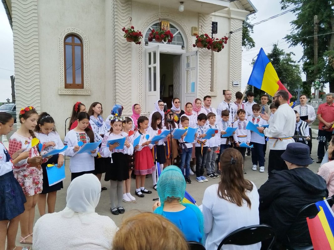 Drapelul naţional, cinstit în parohia botoşăneană Eternitatea 259919