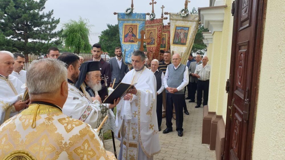 Înnoire și binecuvântare la Parohia Comlăuș din județul Arad  259905