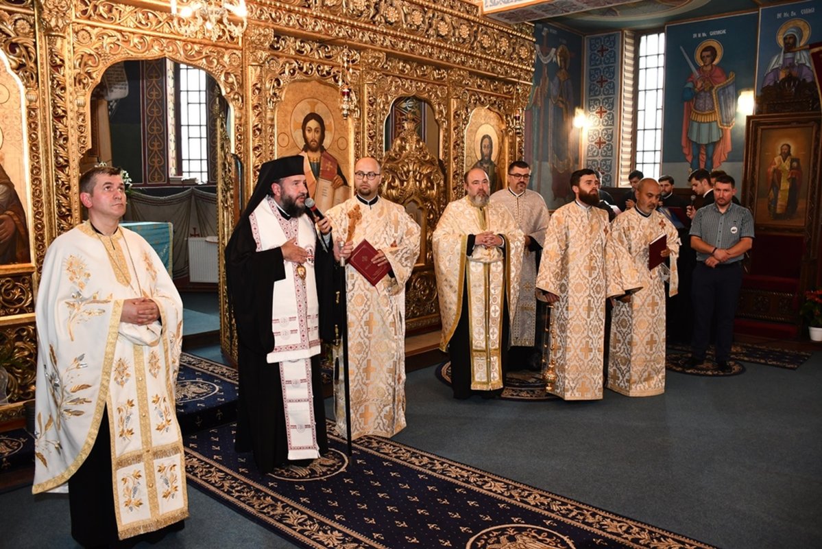 Sfințire și vizită arhierească în comunități din Caraș-Severin 260005