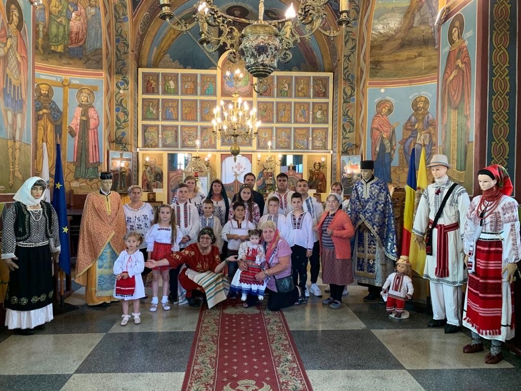 Expoziție cu ii și costume populare la o parohie din Bărăgan  260093