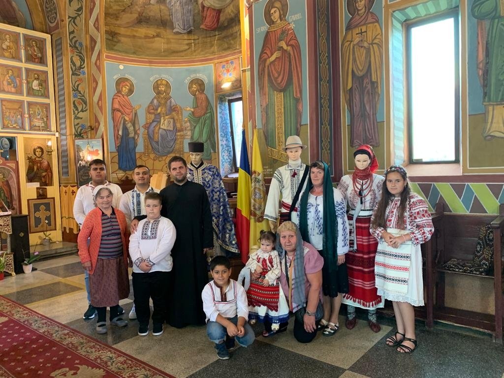 Expoziție cu ii și costume populare la o parohie din Bărăgan  260094