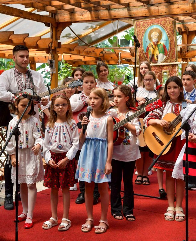 Ziua iei, marcată prin cântec la o parohie din cartierul bucureştean Titan 260096