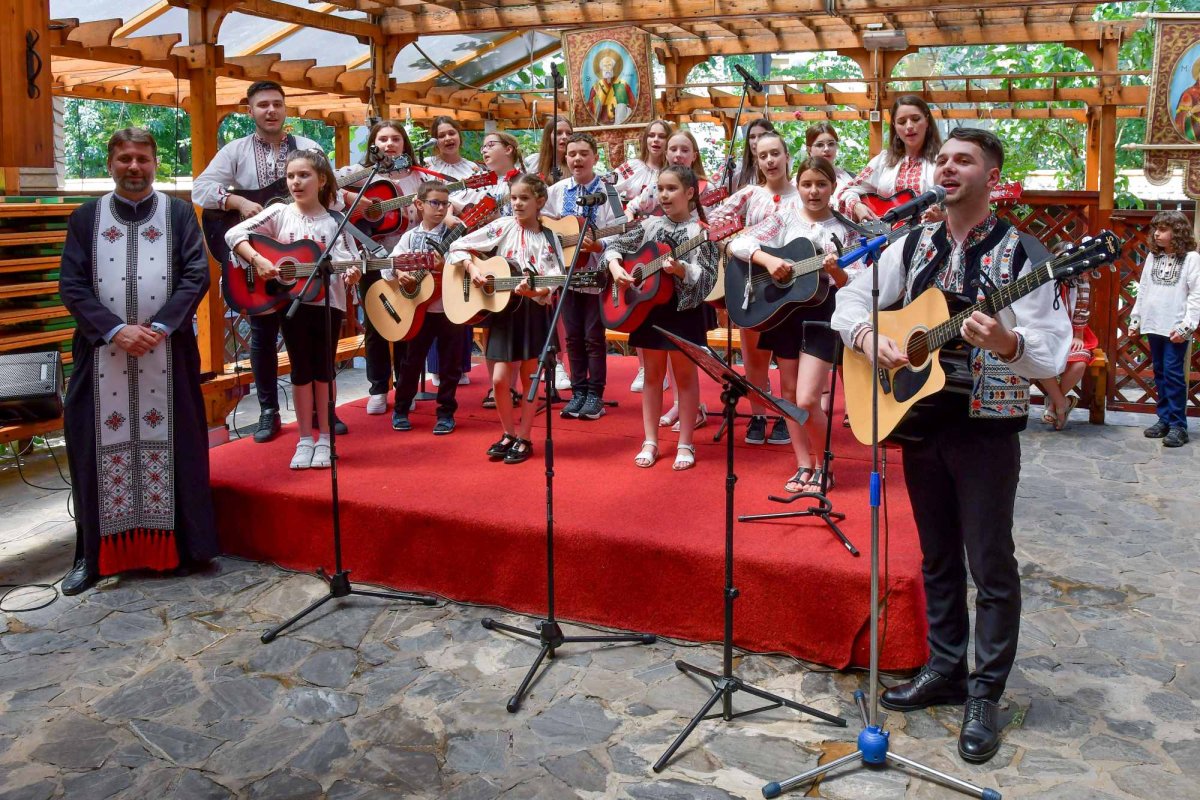 Ziua iei, marcată prin cântec la o parohie din cartierul bucureştean Titan 260097