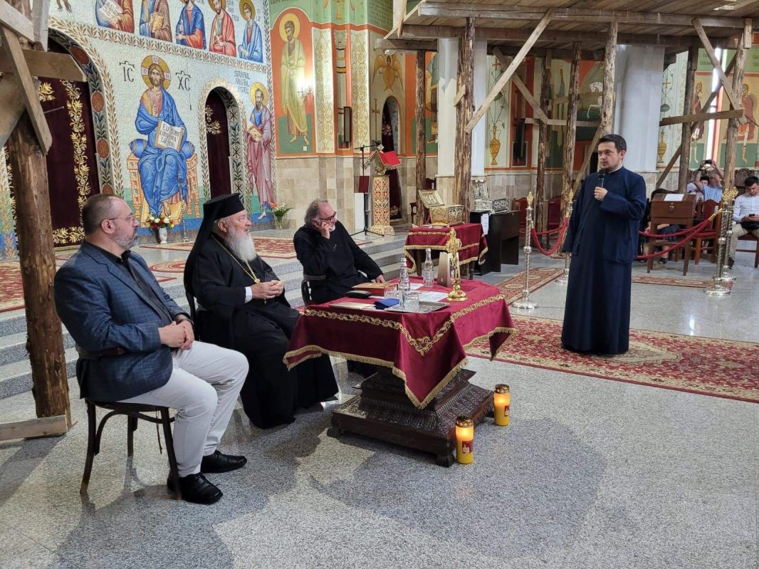 Parohia „Sfinţii Apostoli Petru și Pavel” din Mănăștur a premiat 100 de elevi cu media 10 260166