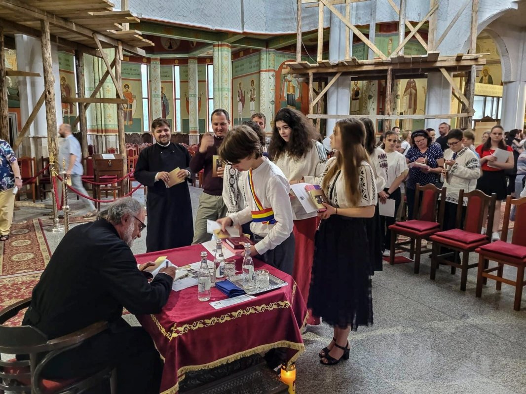 Parohia „Sfinţii Apostoli Petru și Pavel” din Mănăștur a premiat 100 de elevi cu media 10 260168