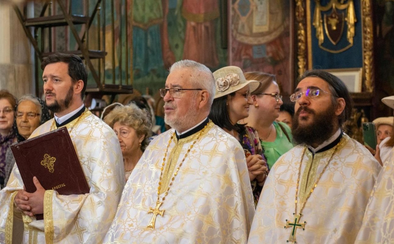 Biserica Bărboi și-a sărbătorit ocrotitorii prin Liturghie arhierească 260312