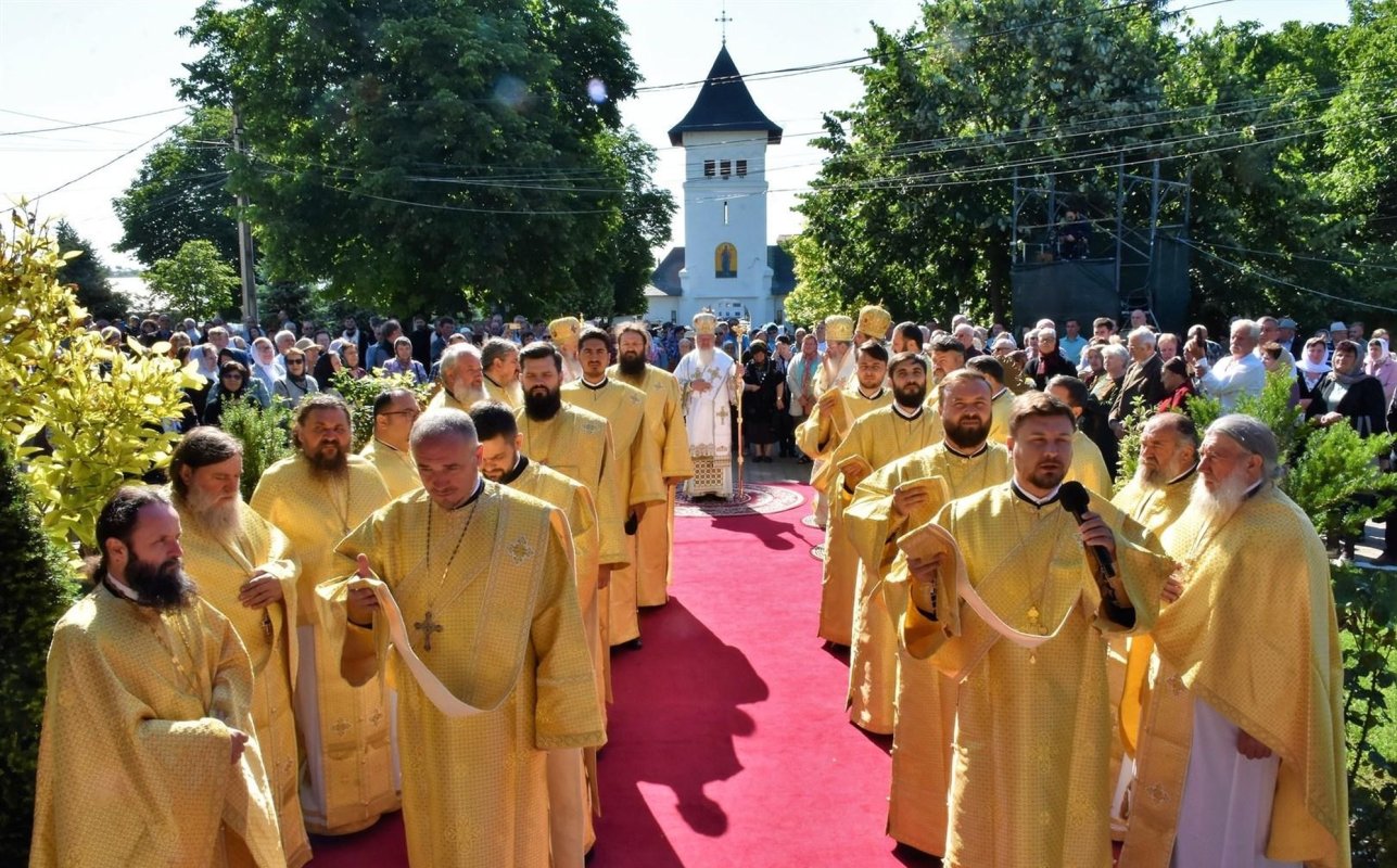 Doi mitropoliți la hramul Catedralei Episcopale din Huși 260314