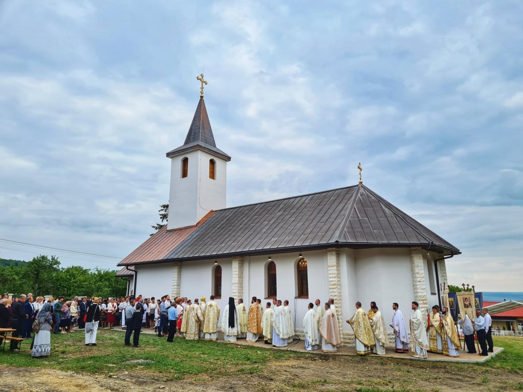 Resfințirea bisericii din localitatea clujeană Pădureni 260450