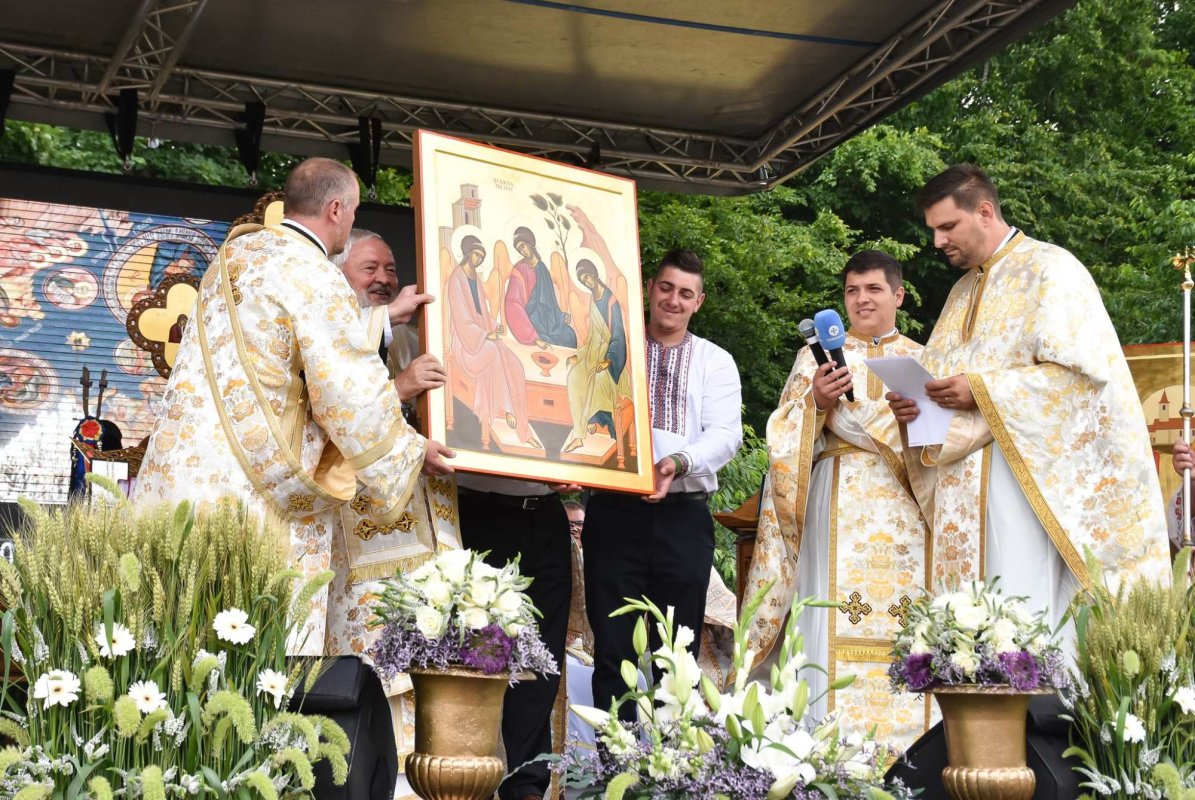 Resfințirea bisericii din localitatea clujeană Pădureni 260456