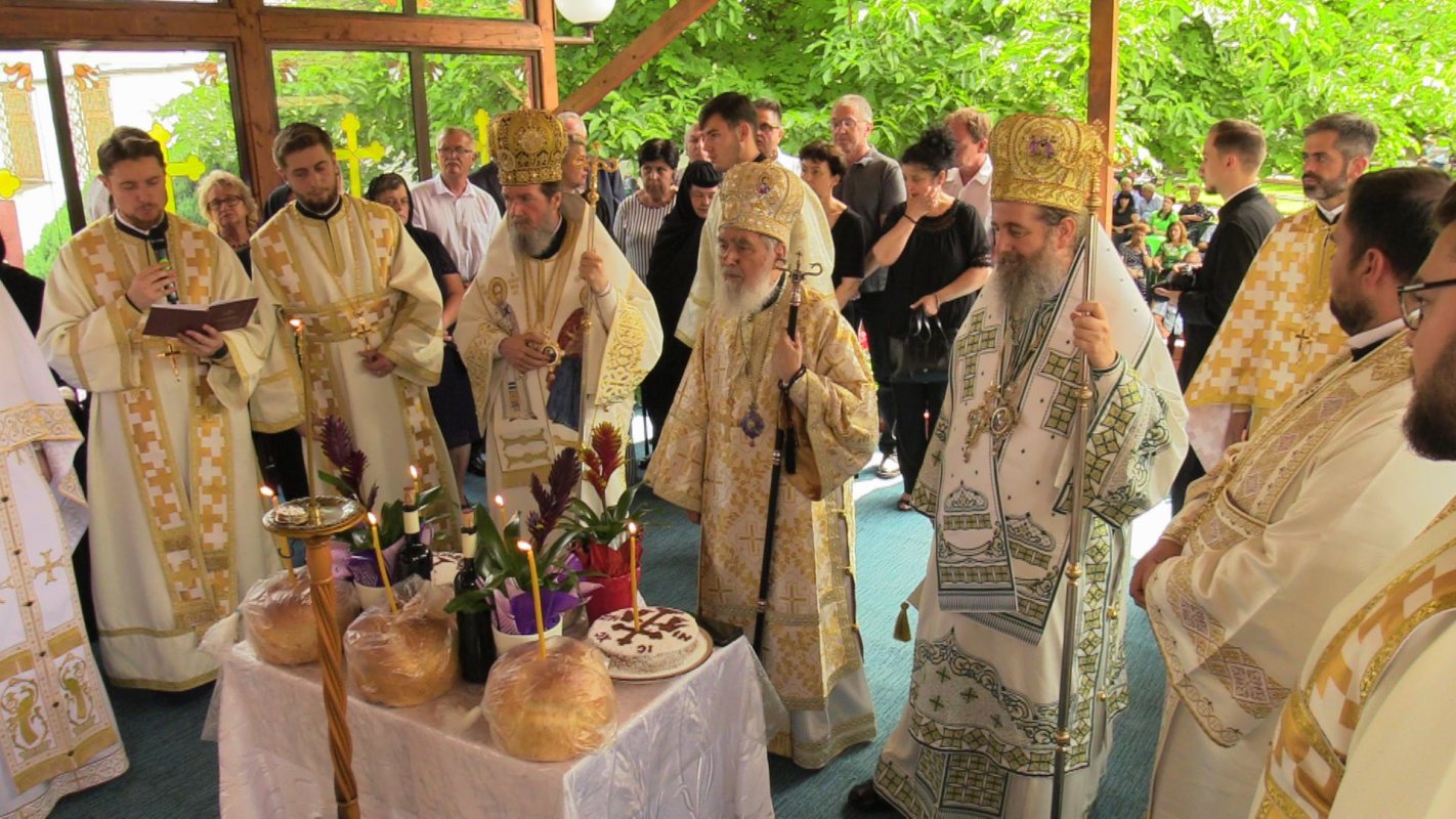 Trei ierarhi au săvârșit Sfânta Liturghie la o mănăstire arădeană 260491