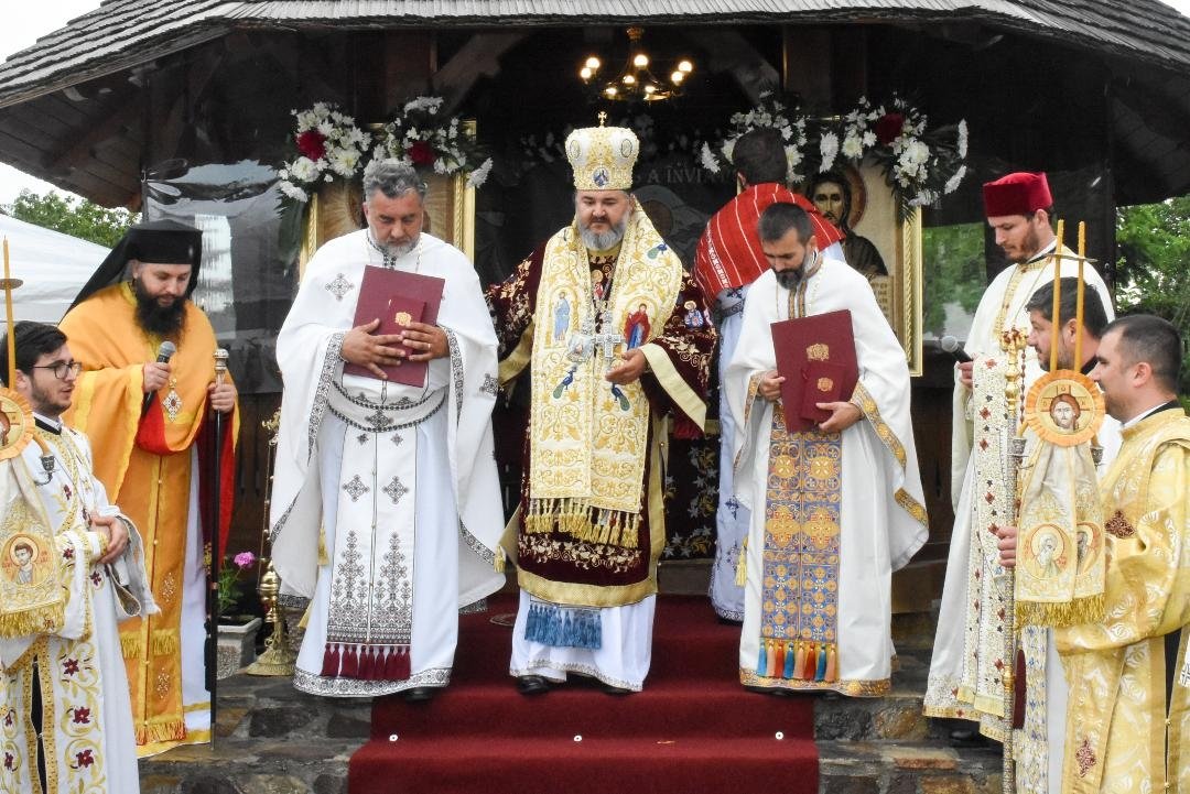 Parohia în care bătrânii trăiesc în vecinătatea misterului 260685