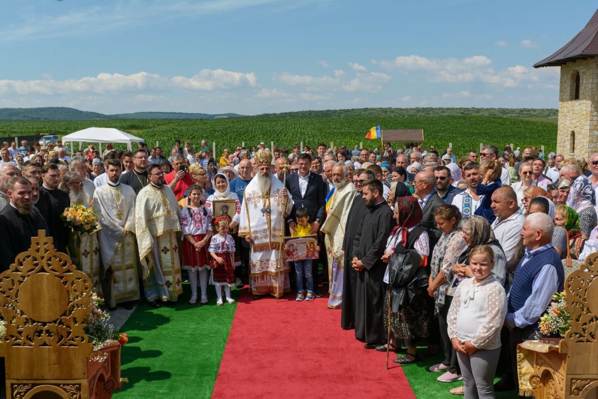Biserica din localitatea ieșeană Vama a primit veșmântul harului 261131