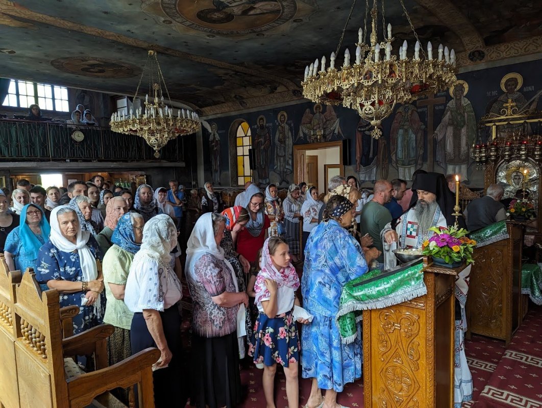 Vizită arhierească la Parohia Ronaț din Timișoara 261146