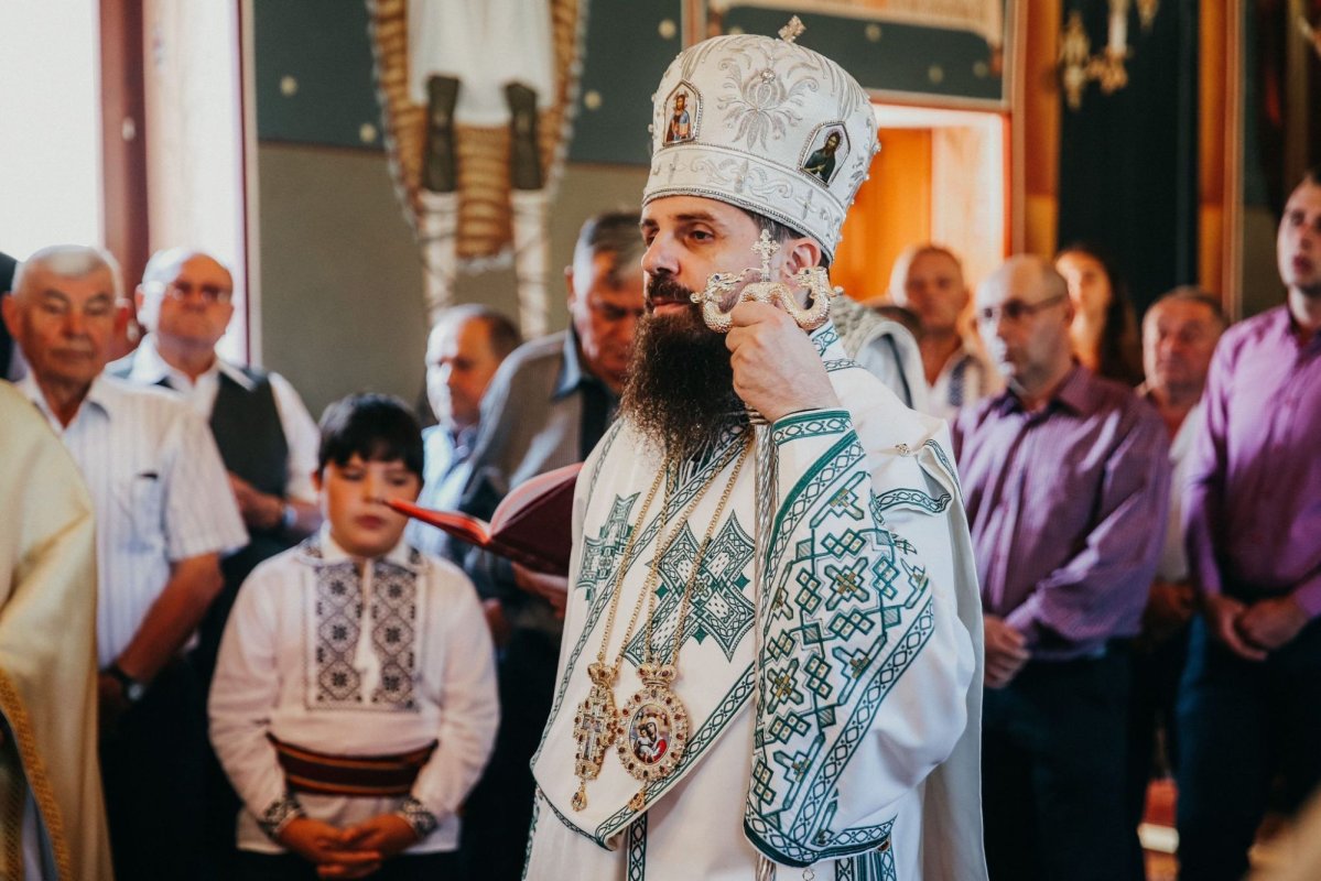 Sfințirea noii catapetesme a bisericii din Alunișu, județul Cluj 261281