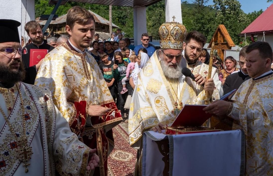 Resfințirea unor lăcașuri de rugăciune din județul Bacău 261427