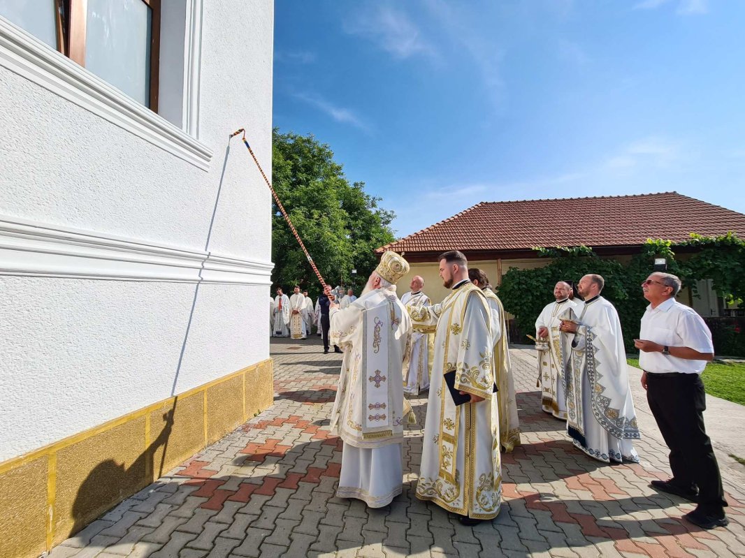 Resfințirea Bisericii „Adormirea Maicii Domnului” din Dej 261567