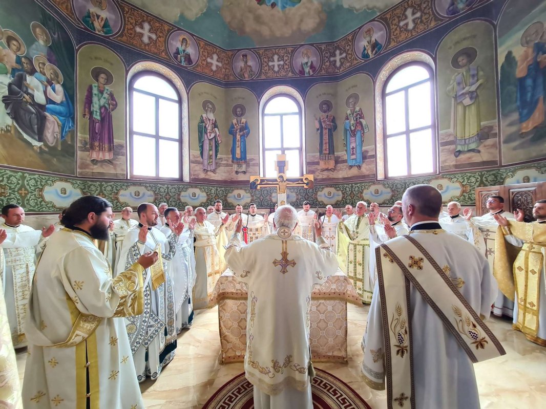 Resfințirea Bisericii „Adormirea Maicii Domnului” din Dej 261570