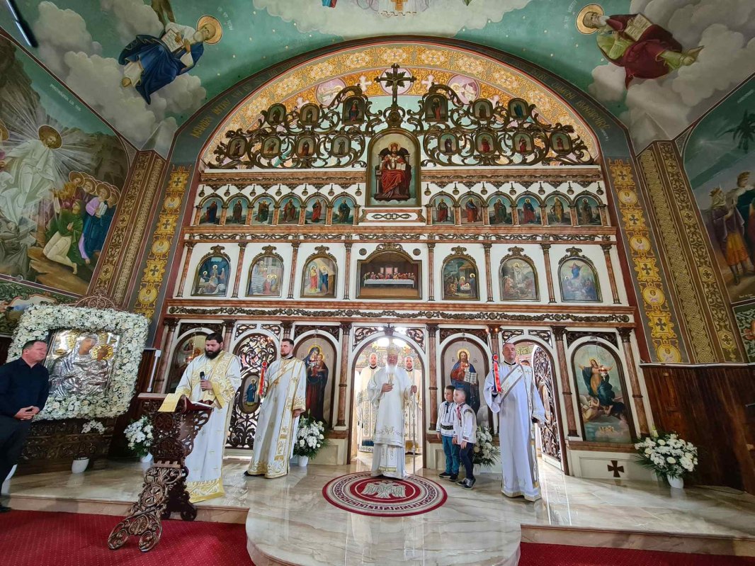 Resfințirea Bisericii „Adormirea Maicii Domnului” din Dej 261571