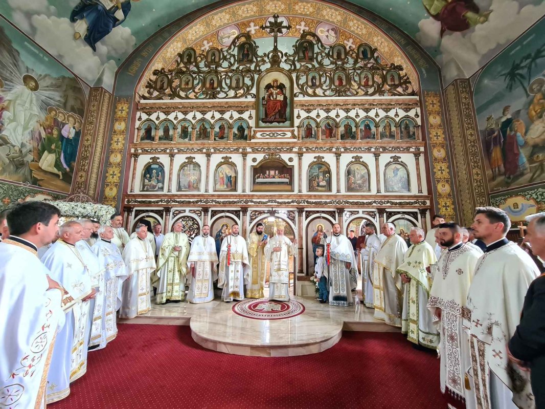 Resfințirea Bisericii „Adormirea Maicii Domnului” din Dej 261575