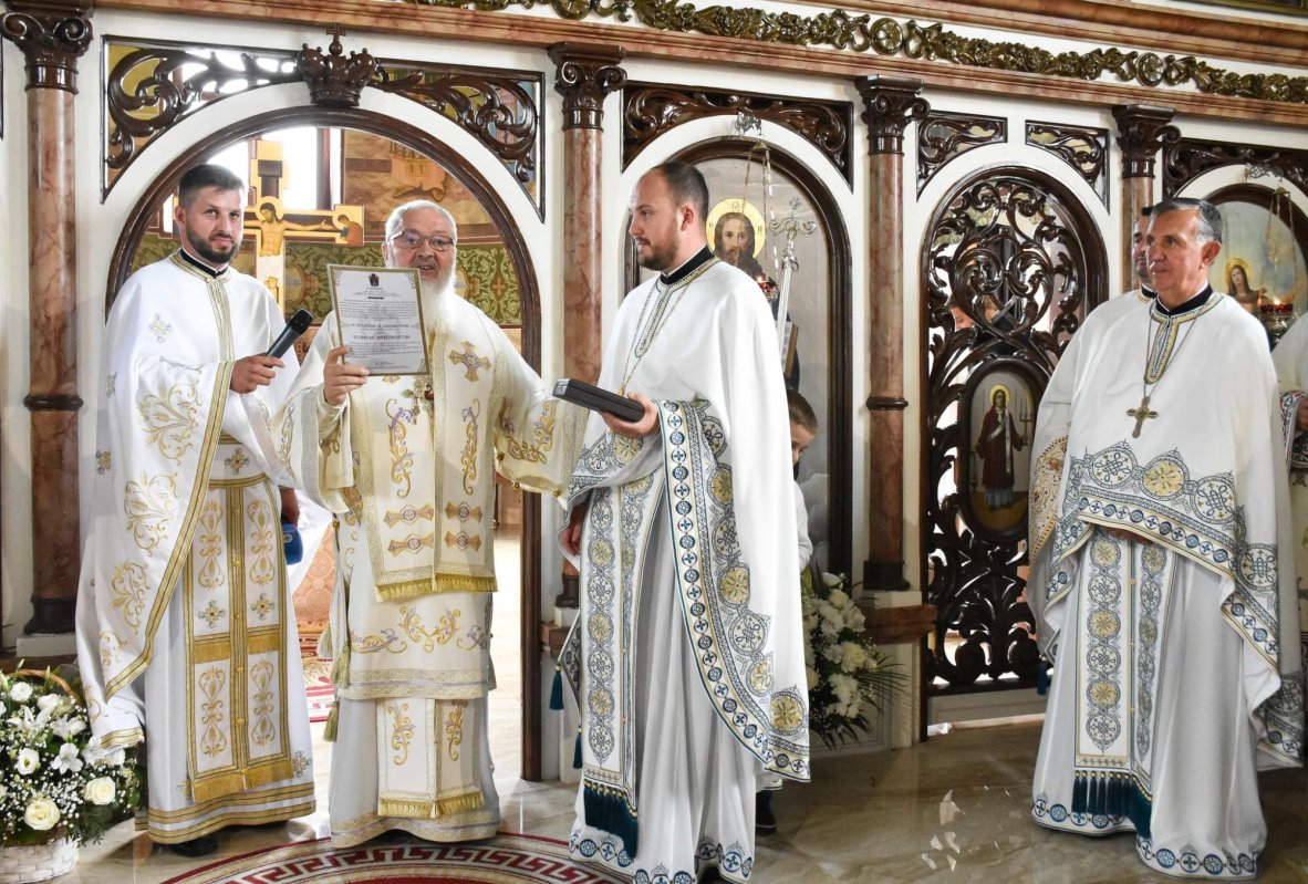 Resfințirea Bisericii „Adormirea Maicii Domnului” din Dej 261576