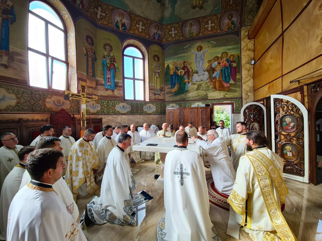 Resfințirea Bisericii „Adormirea Maicii Domnului” din Dej 261579