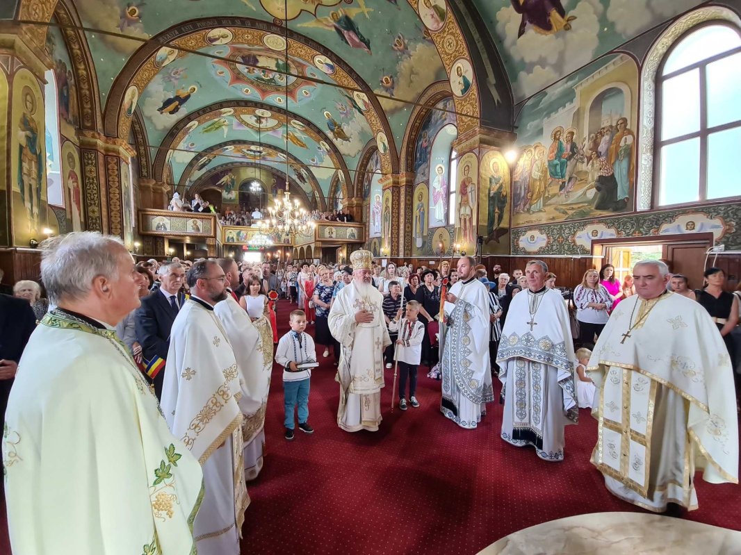 Resfințirea Bisericii „Adormirea Maicii Domnului” din Dej 261581