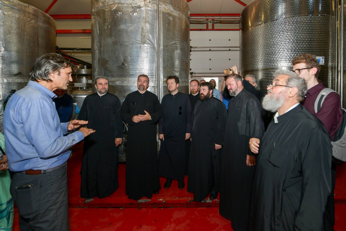 Vizită clericală la secţia de vinificație a Mănăstirii „Sfânta Maria”-Urlaţi 261647