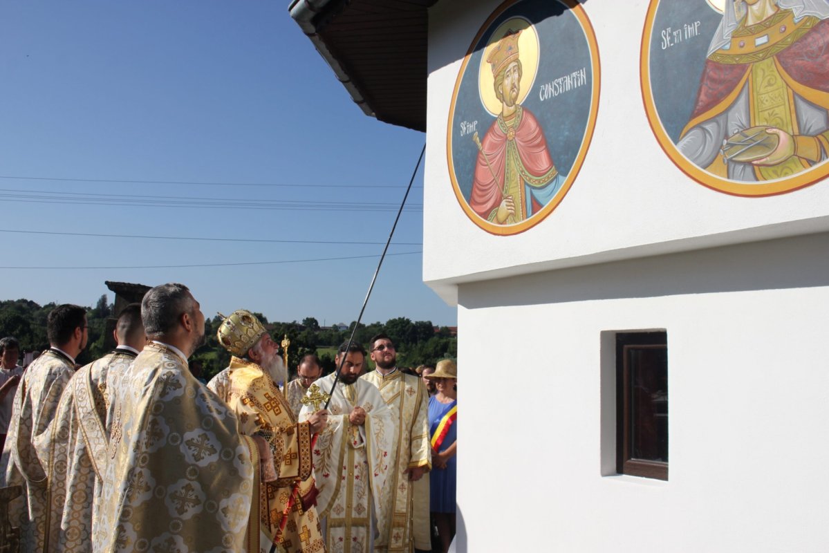 Sfințire și slujire arhierească la o parohie din Gorj 261980