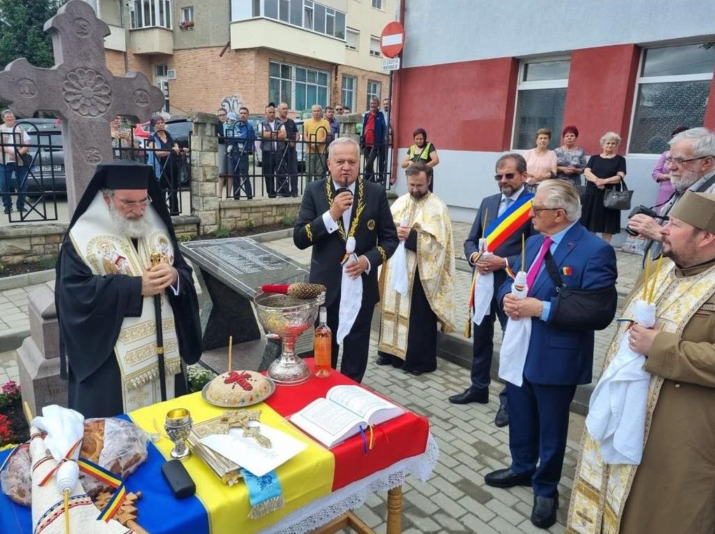 Binecuvântarea unei plăci comemorative la Spitalul Municipal din Moinești 262226