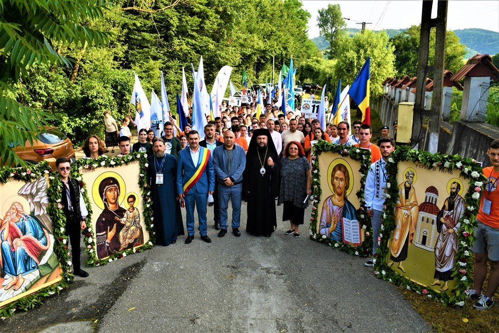 Tineri de toate vârstele în rugăciune la Bocșa Vasiova 262717