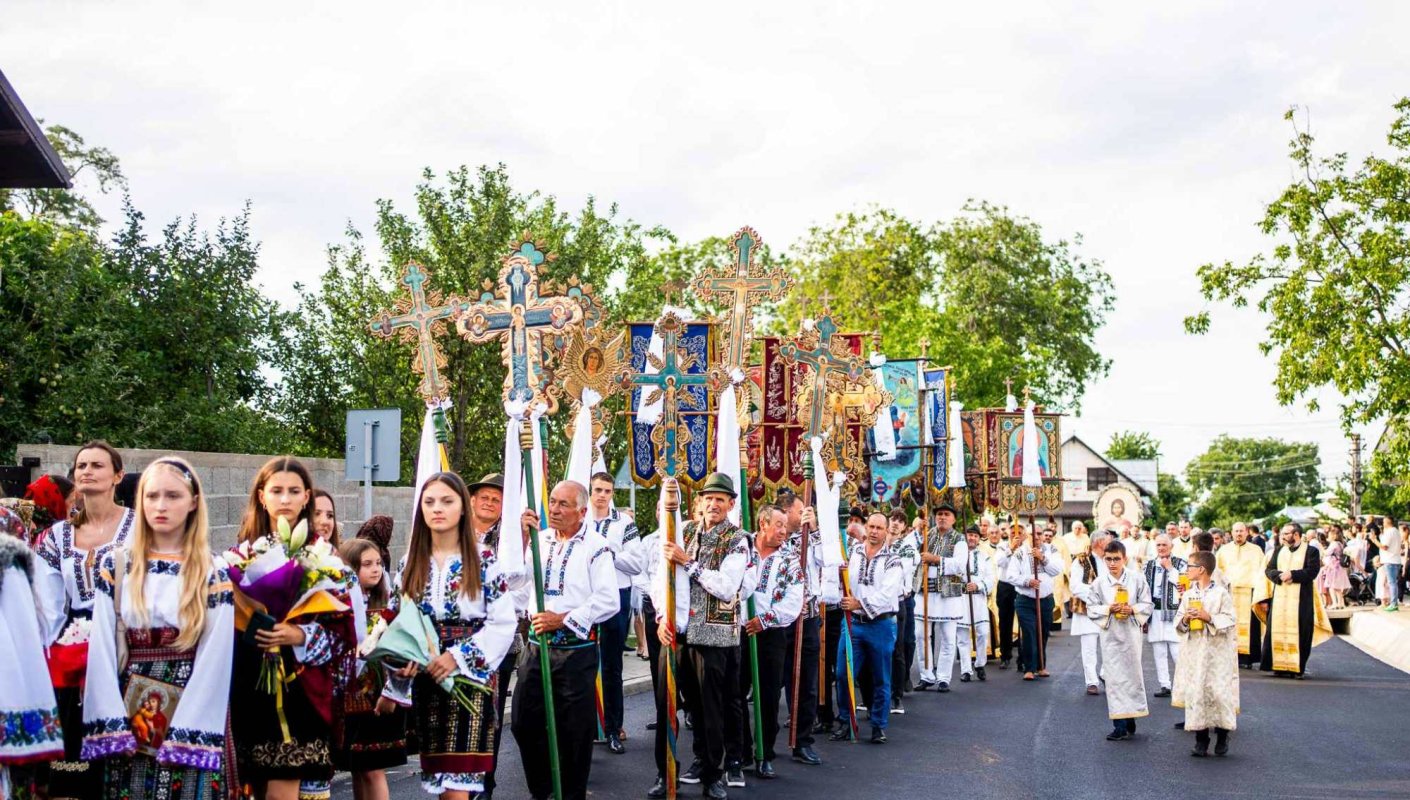 Sfântul Ioan cel Nou a binecuvântat credincioșii parohiei sucevene Bosanci II 262958