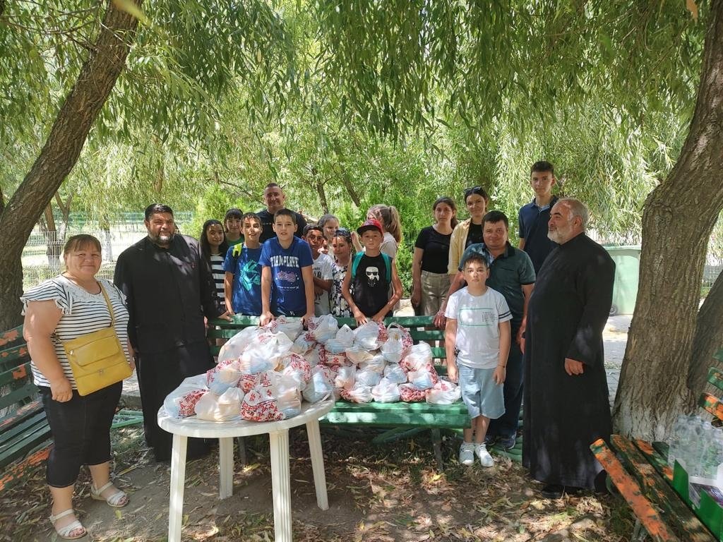 Tineri în ajutorul vârstnicilor din Dâmbovița 262966