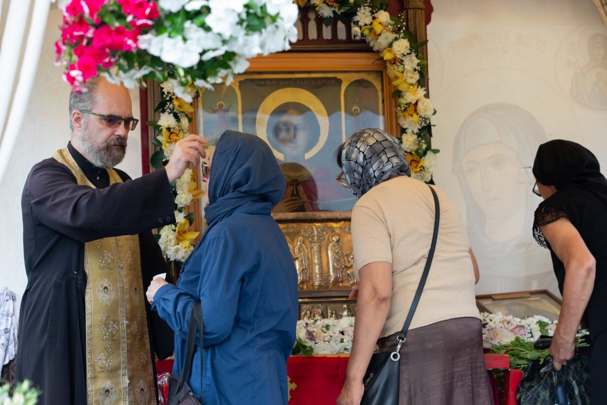 Bucuria cinstirii unui sfânt vindecător iubit de bucureșteni 263067