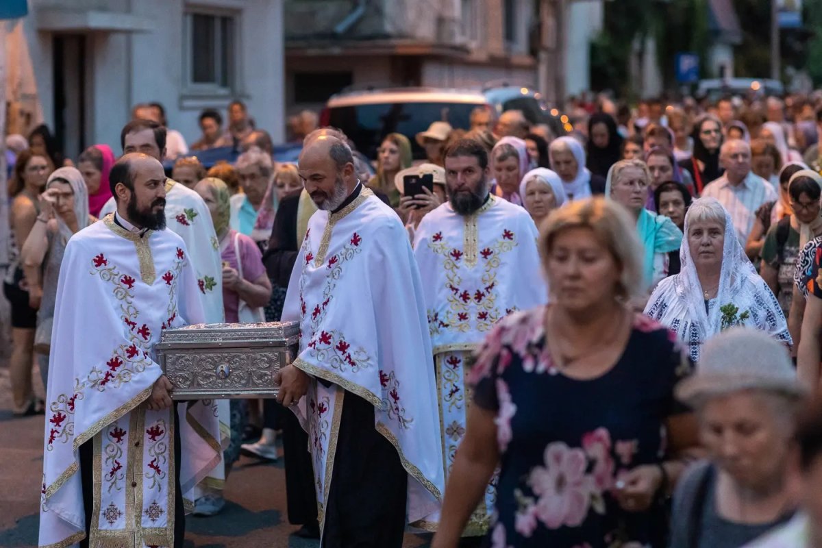 Bucuria cinstirii unui sfânt vindecător iubit de bucureșteni 263128