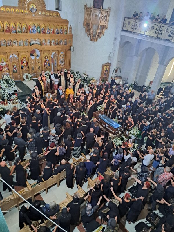 Mii de credincioși și-au luat rămas-bun de la primul protopop de Onești 263154