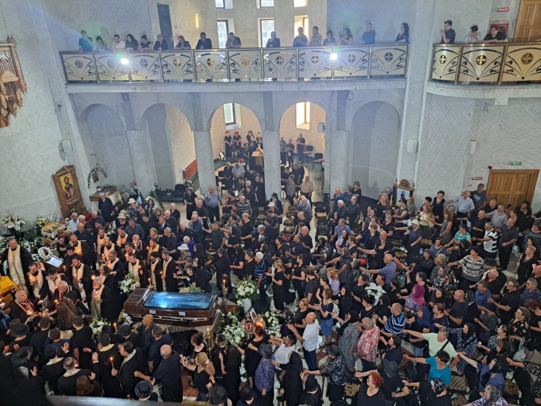 Mii de credincioși și-au luat rămas-bun de la primul protopop de Onești 263157