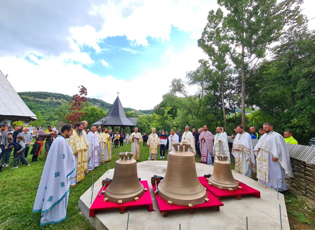 Hramul Mănăstirii „Sfântul Pantelimon” de la Dâncu și sfințirea clopotelor așezământului monahal 263199