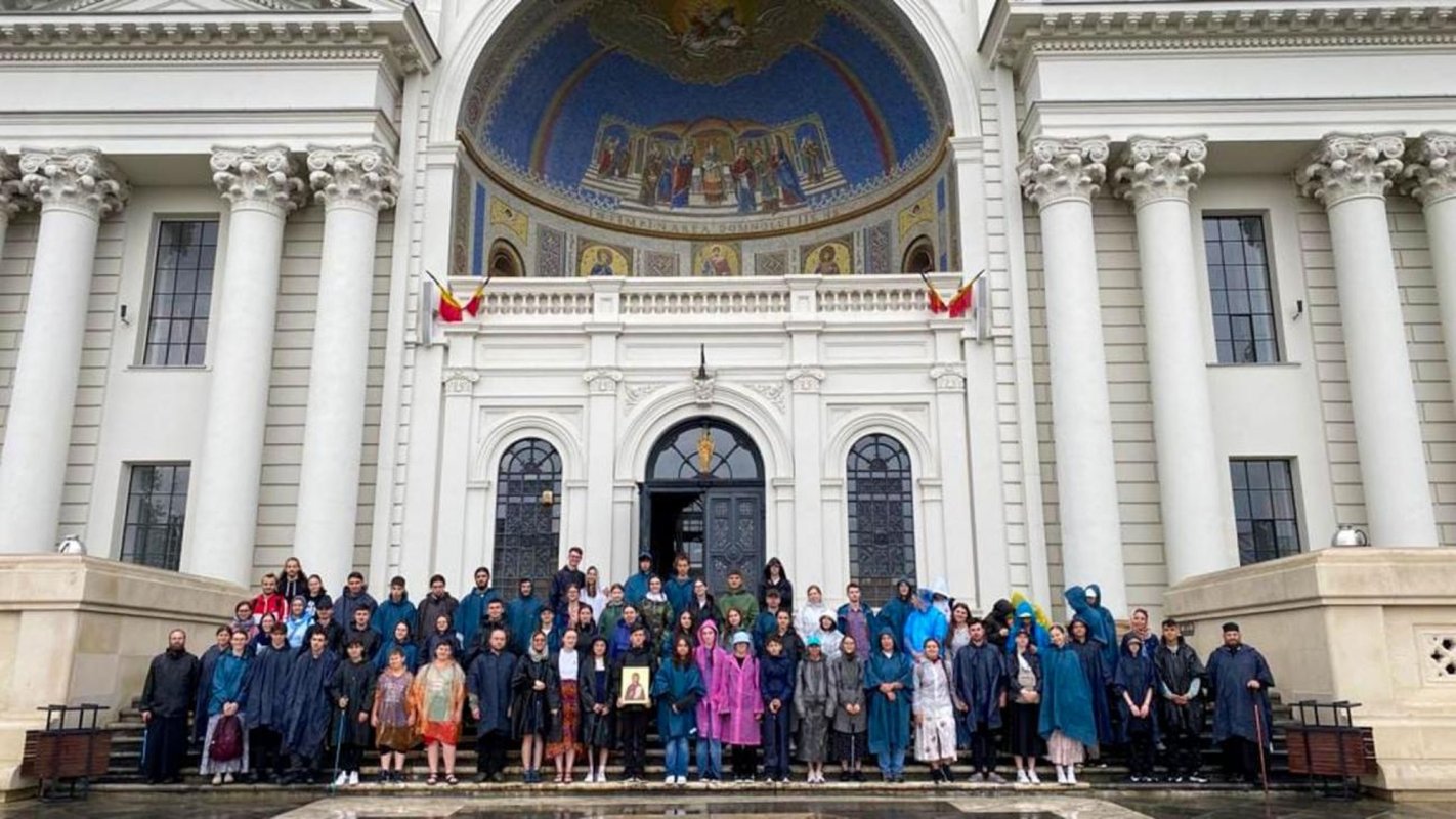 A început a IX-a ediție a pelerinajului pedestru „Pe urmele sfinților nemțeni” 263533