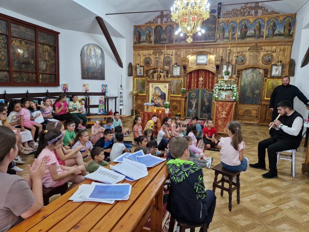 Școală de vară la o parohie prahoveană 263585