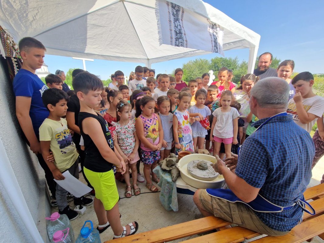 Școală de vară la o parohie prahoveană 263586