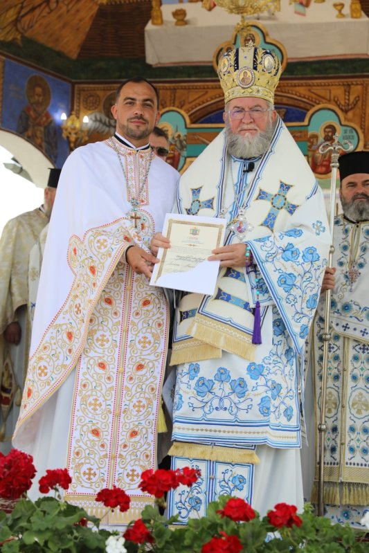 Sfânta Liturghie în Vişeu de Mijloc şi binecuvântarea casei parohiale 263566