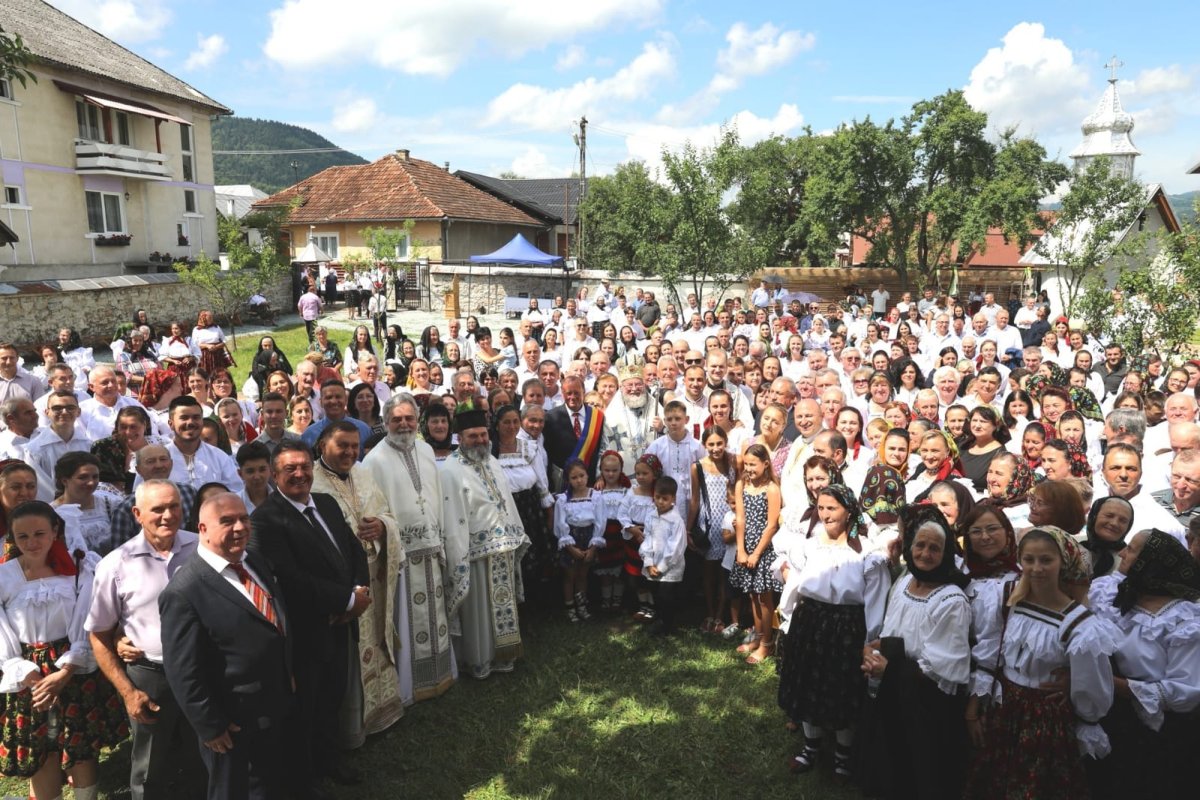 Sfânta Liturghie în Vişeu de Mijloc şi binecuvântarea casei parohiale 263568