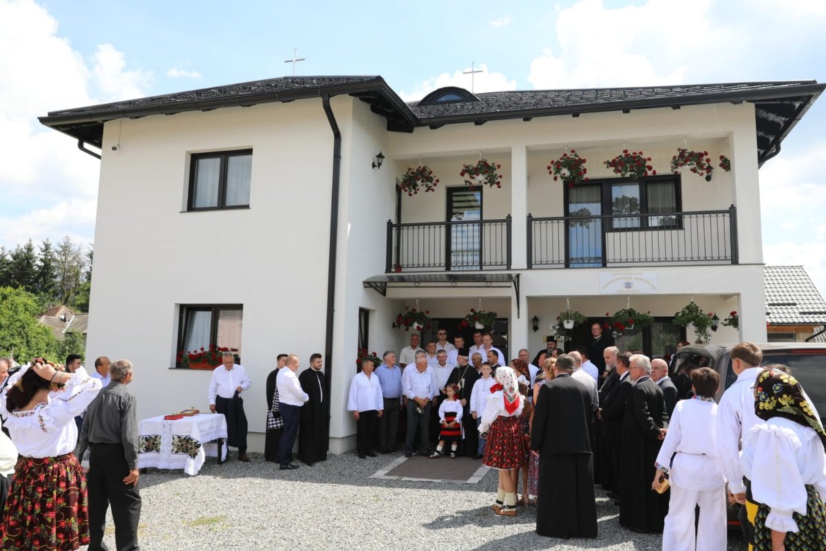 Sfânta Liturghie în Vişeu de Mijloc şi binecuvântarea casei parohiale 263569
