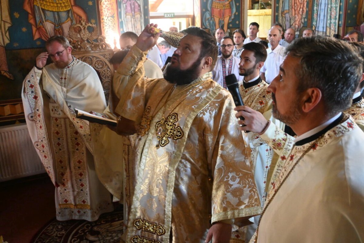 Slujbă de reîntemeiere a Sfintei Mese și sfințire de iconostas la Gălpâia, Sălaj 263551